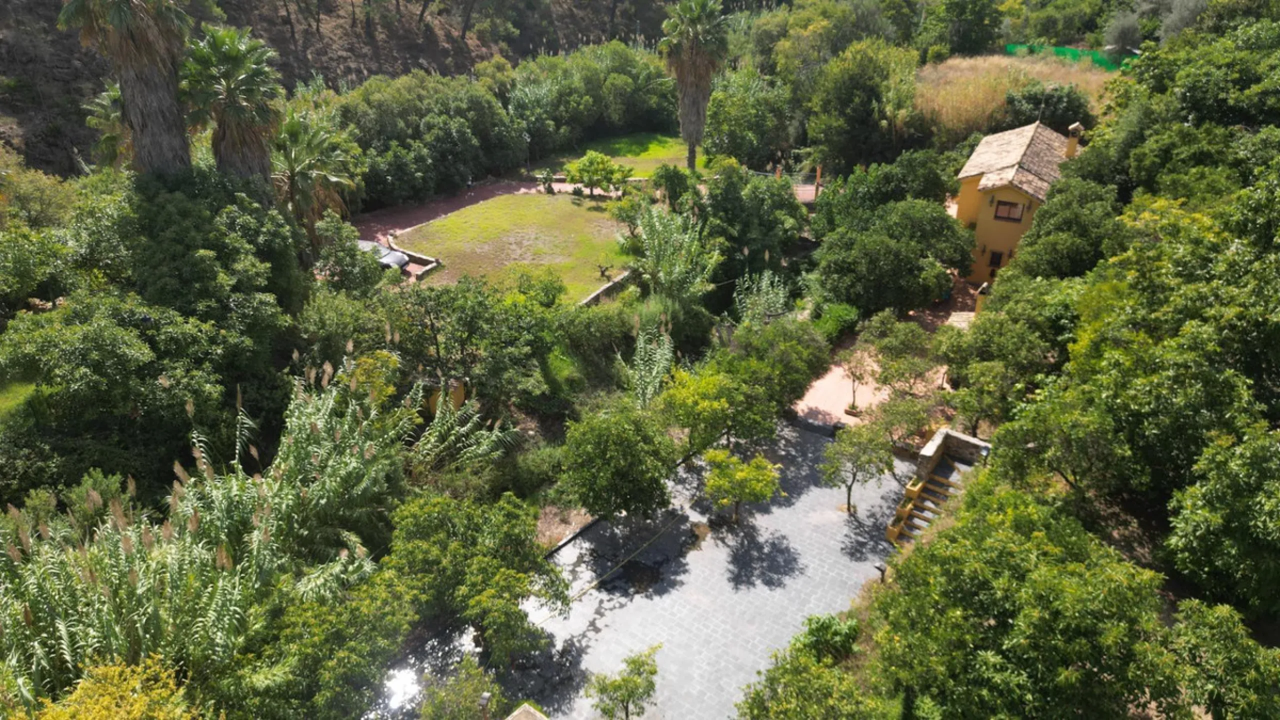 Country house with a total interior surface, in very good condition, with over 19,503 sqm of lush gardens and mature trees, completely gated. Ideal for a first or a second residence, one can enjoy there the peace and total privacy of a perfect green oasis