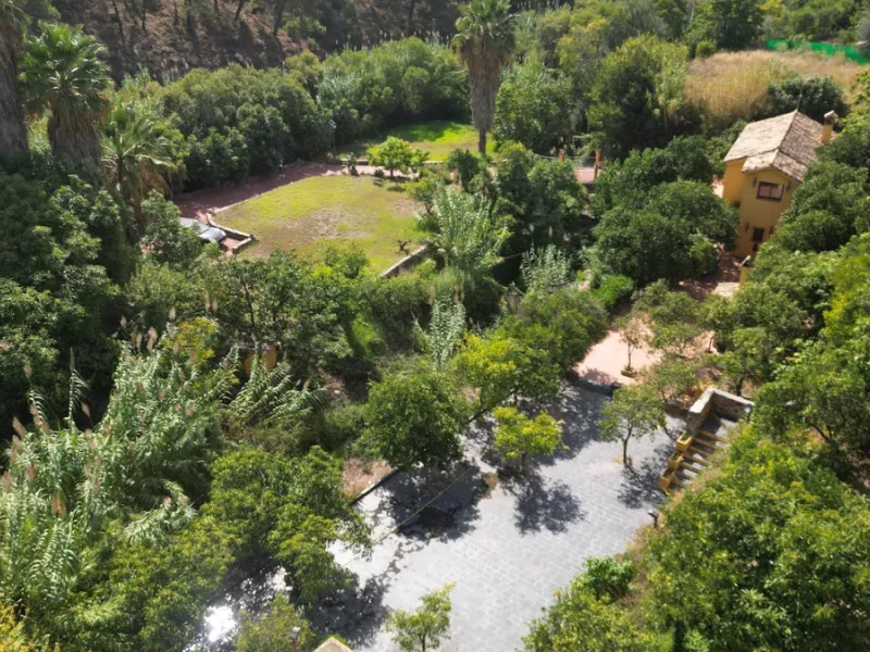 Country house with a total interior surface, in very good condition, with over 19,503 sqm of lush gardens and mature trees, completely gated. Ideal for a first or a second residence, one can enjoy there the peace and total privacy of a perfect green oasis