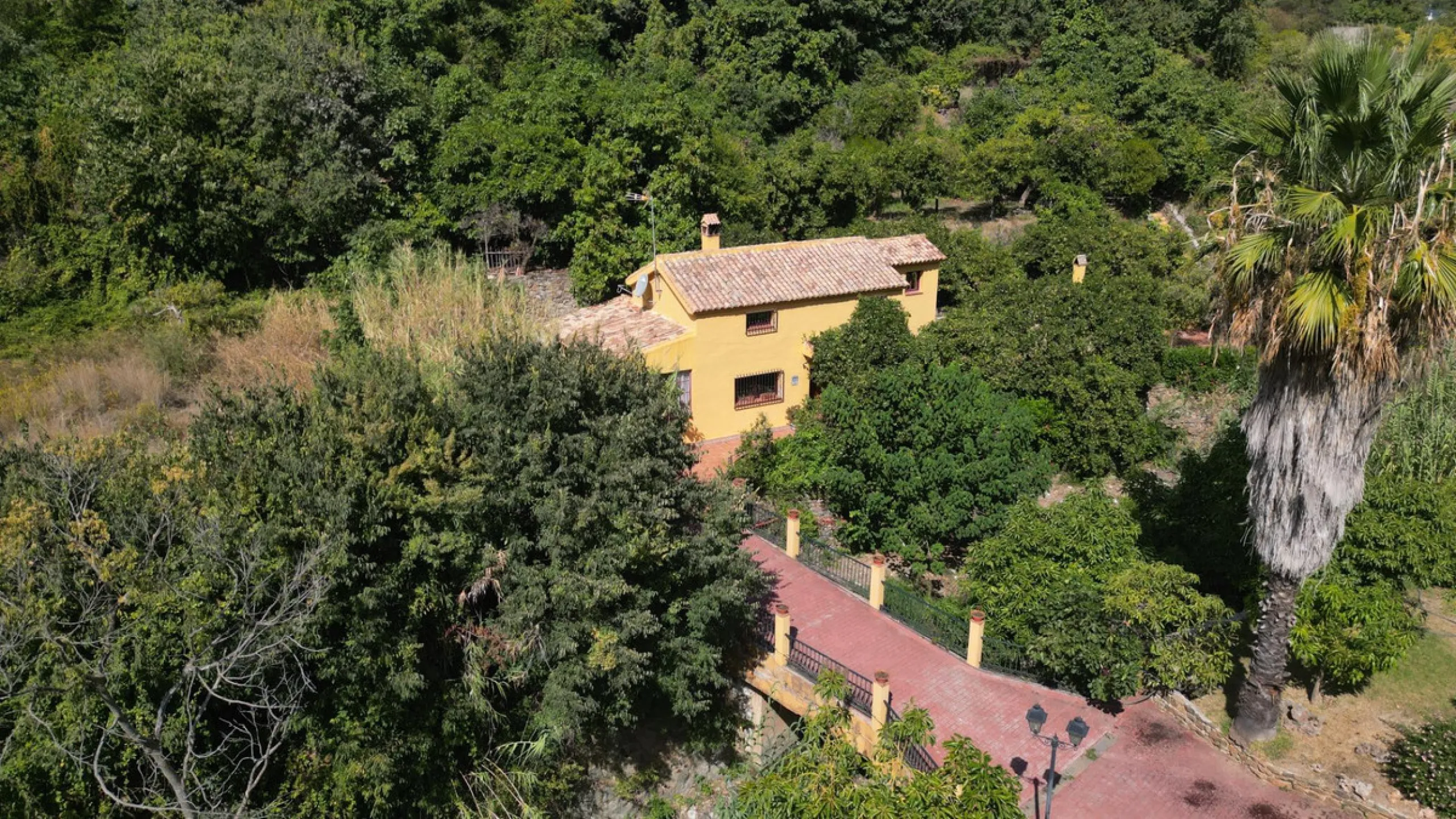Country house with a total interior surface, in very good condition, with over 19,503 sqm of lush gardens and mature trees, completely gated. Ideal for a first or a second residence, one can enjoy there the peace and total privacy of a perfect green oasis