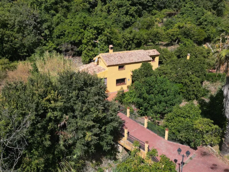 Country house with a total interior surface, in very good condition, with over 19,503 sqm of lush gardens and mature trees, completely gated. Ideal for a first or a second residence, one can enjoy there the peace and total privacy of a perfect green oasis