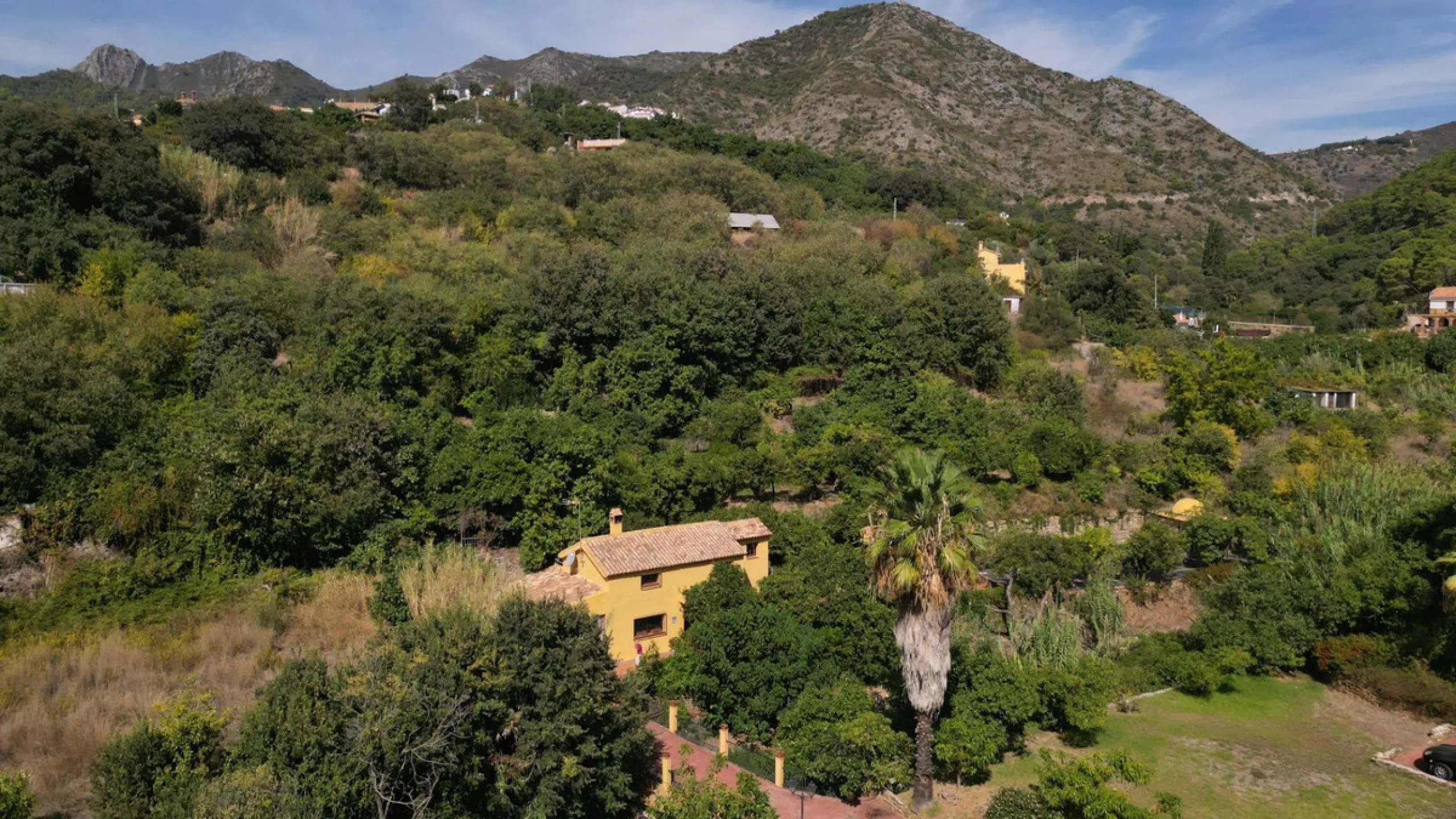 Country house with a total interior surface, in very good condition, with over 19,503 sqm of lush gardens and mature trees, completely gated. Ideal for a first or a second residence, one can enjoy there the peace and total privacy of a perfect green oasis