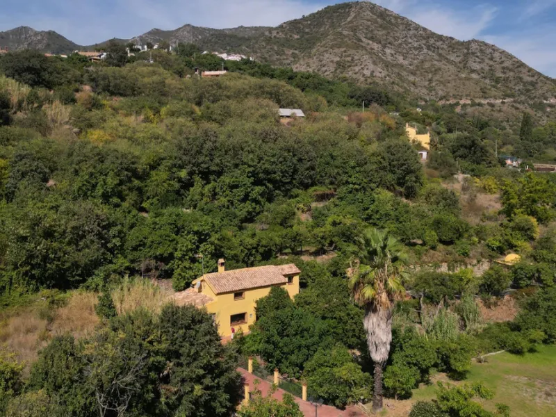 Country house with a total interior surface, in very good condition, with over 19,503 sqm of lush gardens and mature trees, completely gated. Ideal for a first or a second residence, one can enjoy there the peace and total privacy of a perfect green oasis