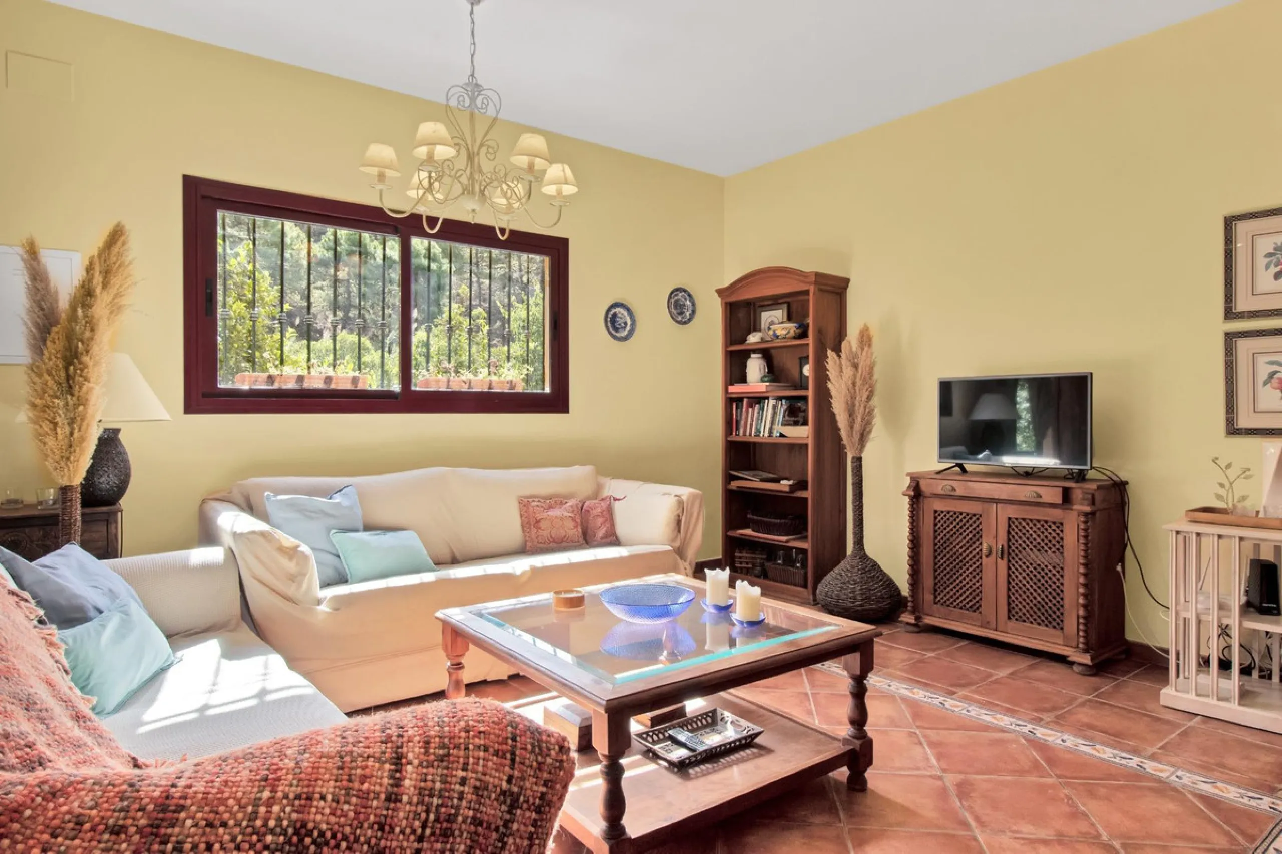 Country house with a total interior surface, in very good condition, with over 19,503 sqm of lush gardens and mature trees, completely gated. Ideal for a first or a second residence, one can enjoy there the peace and total privacy of a perfect green oasis