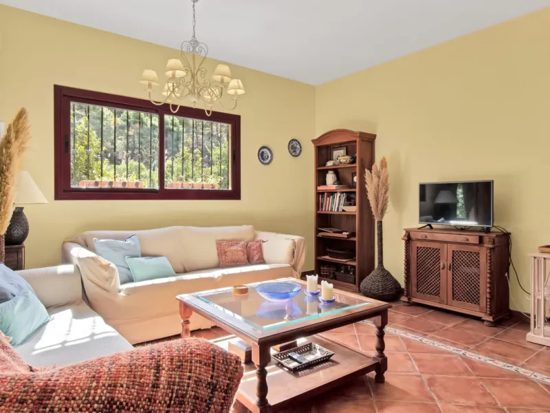 Country house with a total interior surface, in very good condition, with over 19,503 sqm of lush gardens and mature trees, completely gated. Ideal for a first or a second residence, one can enjoy there the peace and total privacy of a perfect green oasis