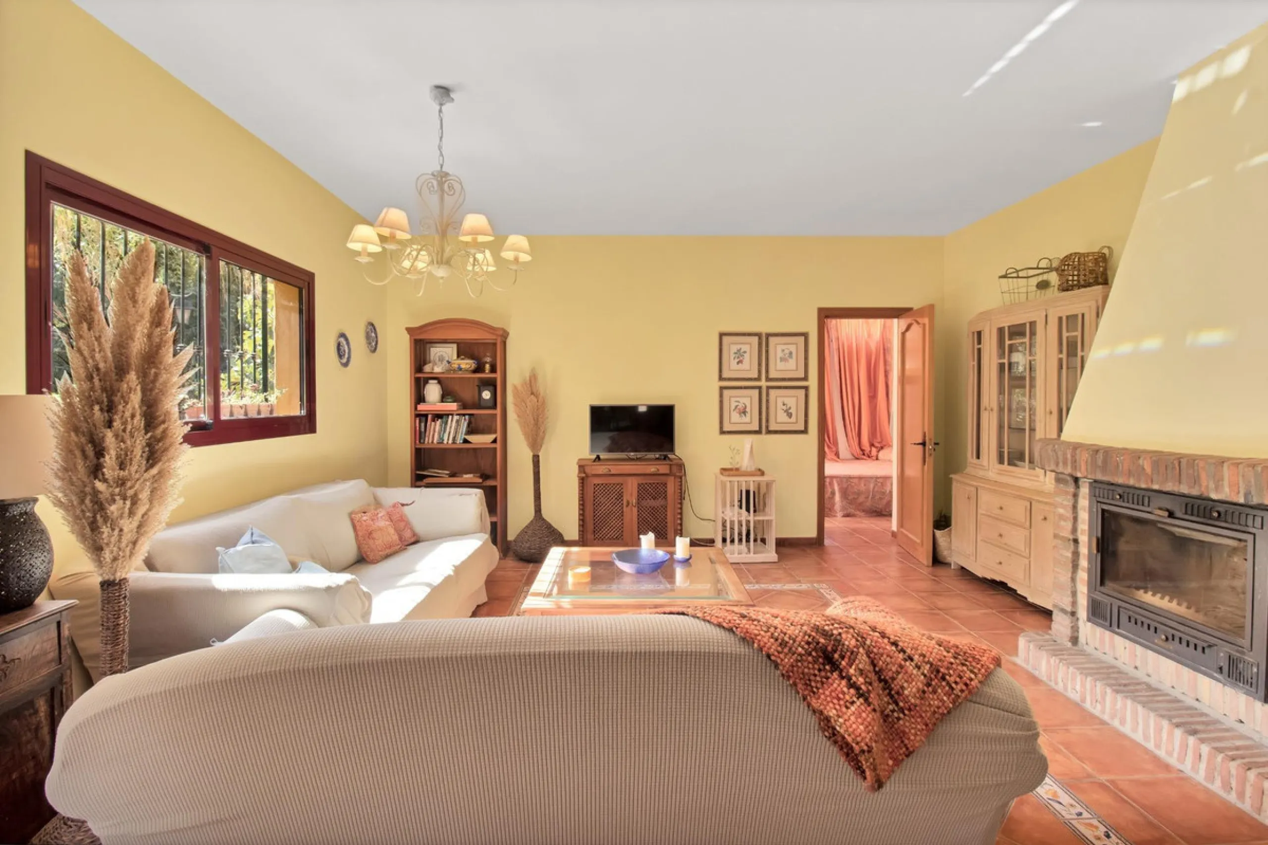 Country house with a total interior surface, in very good condition, with over 19,503 sqm of lush gardens and mature trees, completely gated. Ideal for a first or a second residence, one can enjoy there the peace and total privacy of a perfect green oasis