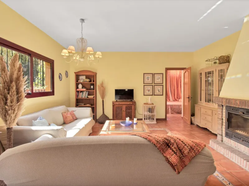 Country house with a total interior surface, in very good condition, with over 19,503 sqm of lush gardens and mature trees, completely gated. Ideal for a first or a second residence, one can enjoy there the peace and total privacy of a perfect green oasis
