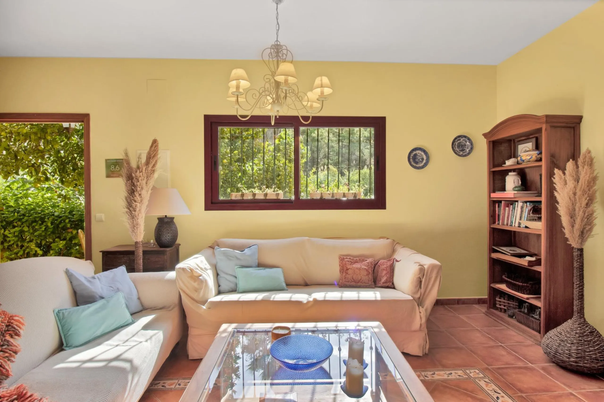 Country house with a total interior surface, in very good condition, with over 19,503 sqm of lush gardens and mature trees, completely gated. Ideal for a first or a second residence, one can enjoy there the peace and total privacy of a perfect green oasis