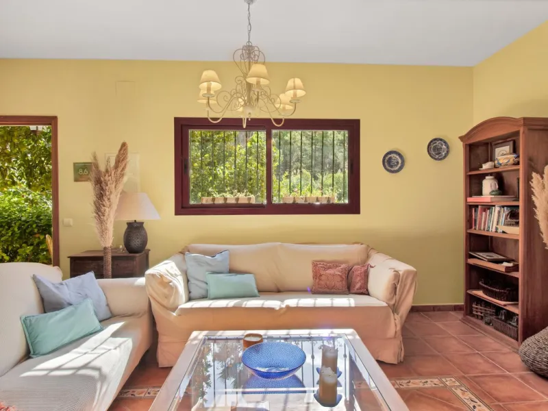 Country house with a total interior surface, in very good condition, with over 19,503 sqm of lush gardens and mature trees, completely gated. Ideal for a first or a second residence, one can enjoy there the peace and total privacy of a perfect green oasis