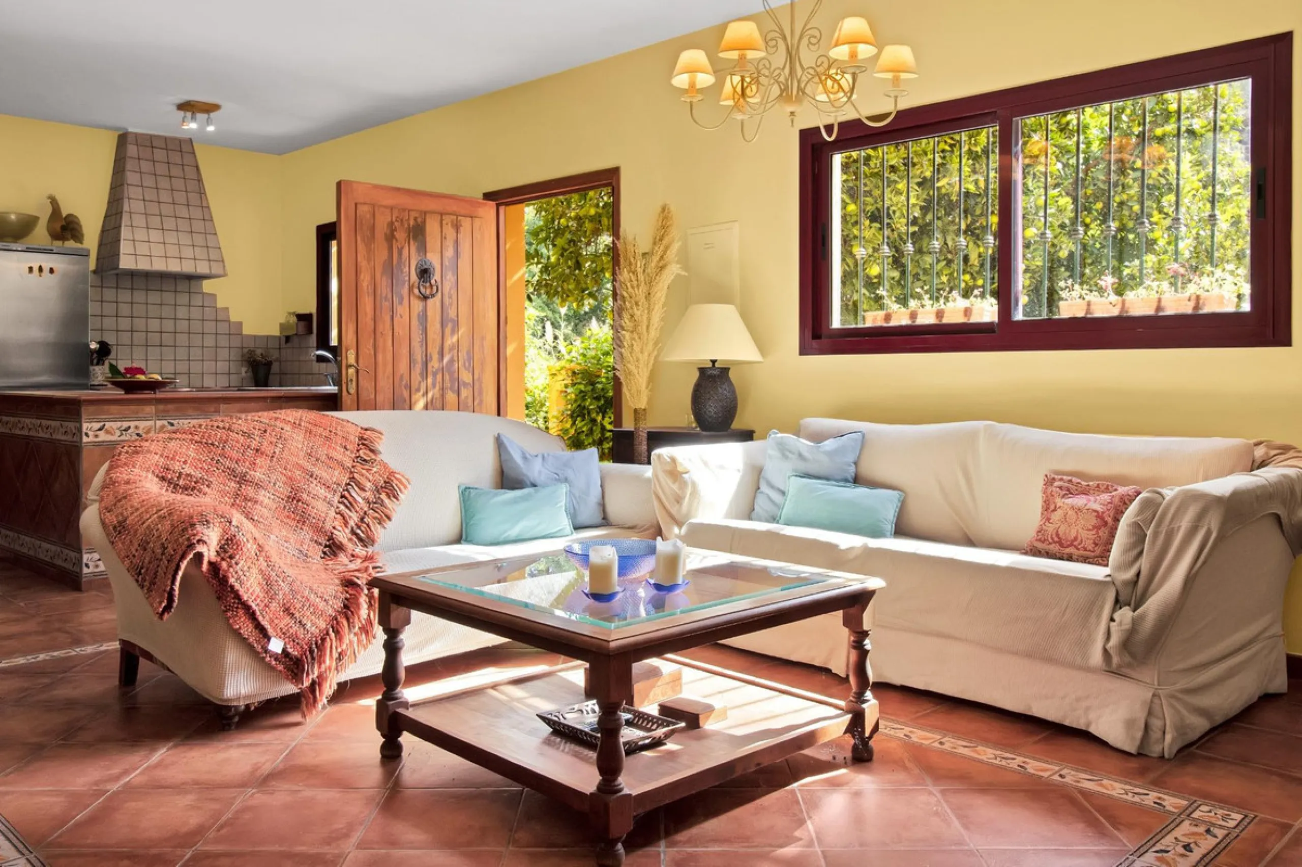 Country house with a total interior surface, in very good condition, with over 19,503 sqm of lush gardens and mature trees, completely gated. Ideal for a first or a second residence, one can enjoy there the peace and total privacy of a perfect green oasis