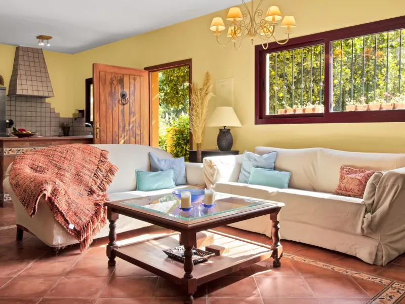 Country house with a total interior surface, in very good condition, with over 19,503 sqm of lush gardens and mature trees, completely gated. Ideal for a first or a second residence, one can enjoy there the peace and total privacy of a perfect green oasis