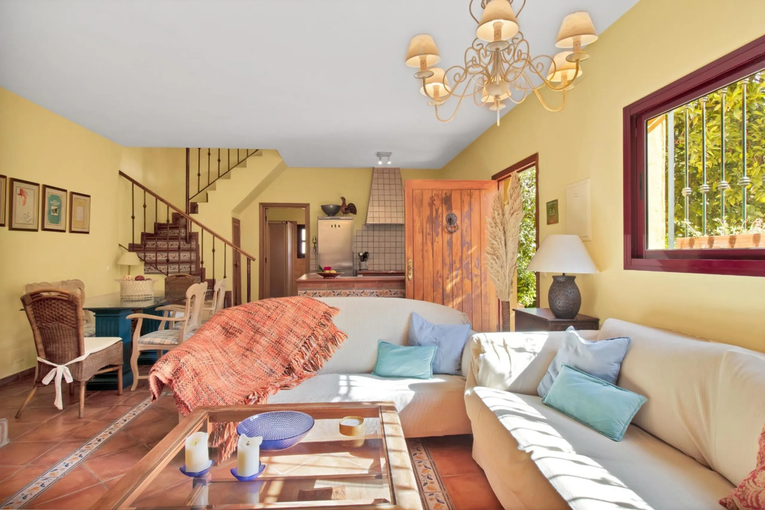 Country house with a total interior surface, in very good condition, with over 19,503 sqm of lush gardens and mature trees, completely gated. Ideal for a first or a second residence, one can enjoy there the peace and total privacy of a perfect green oasis