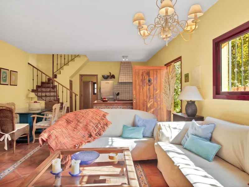 Country house with a total interior surface, in very good condition, with over 19,503 sqm of lush gardens and mature trees, completely gated. Ideal for a first or a second residence, one can enjoy there the peace and total privacy of a perfect green oasis