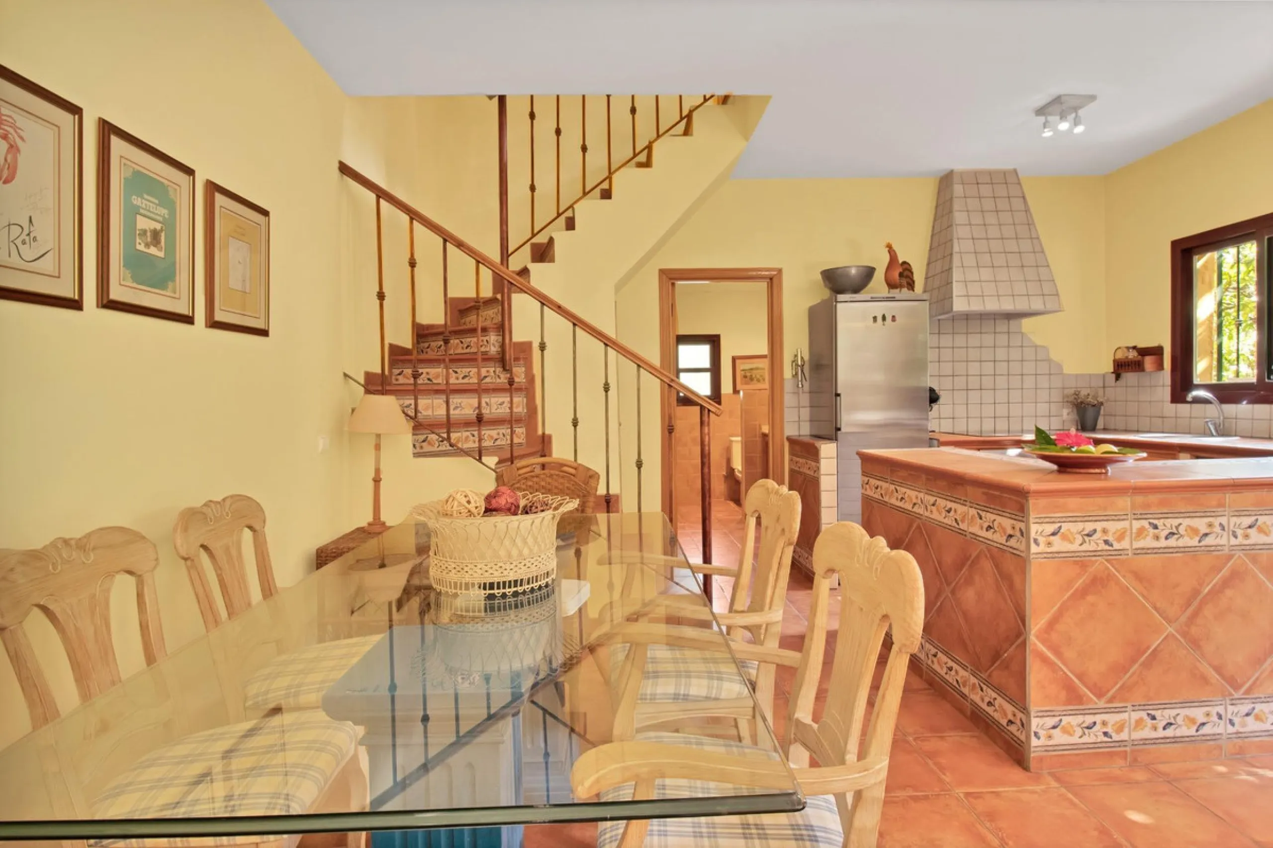 Country house with a total interior surface, in very good condition, with over 19,503 sqm of lush gardens and mature trees, completely gated. Ideal for a first or a second residence, one can enjoy there the peace and total privacy of a perfect green oasis