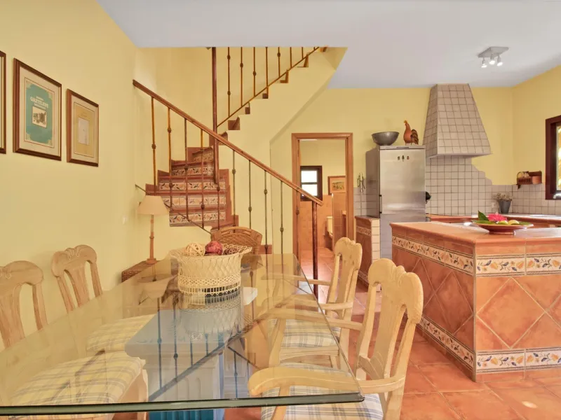 Country house with a total interior surface, in very good condition, with over 19,503 sqm of lush gardens and mature trees, completely gated. Ideal for a first or a second residence, one can enjoy there the peace and total privacy of a perfect green oasis