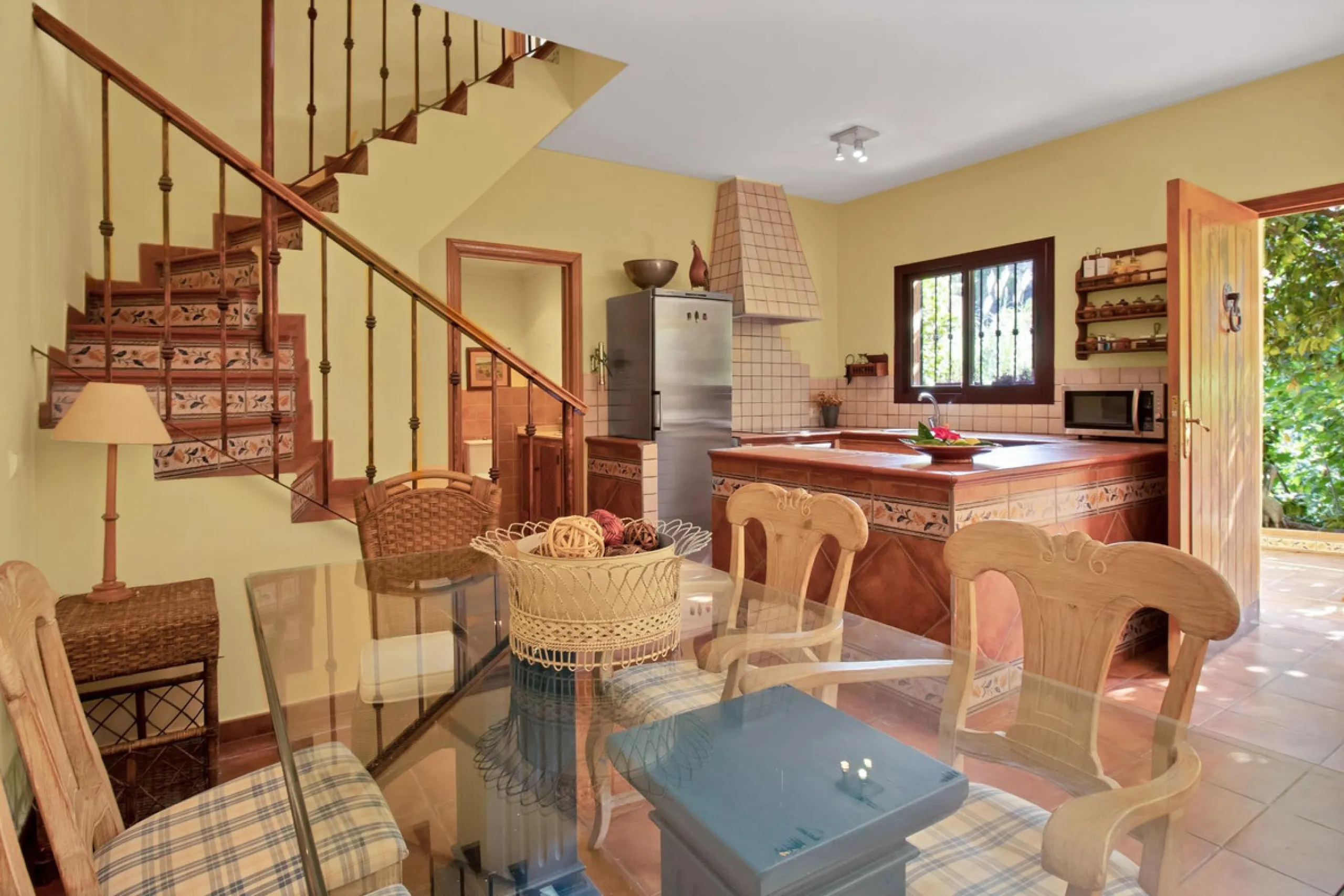 Country house with a total interior surface, in very good condition, with over 19,503 sqm of lush gardens and mature trees, completely gated. Ideal for a first or a second residence, one can enjoy there the peace and total privacy of a perfect green oasis
