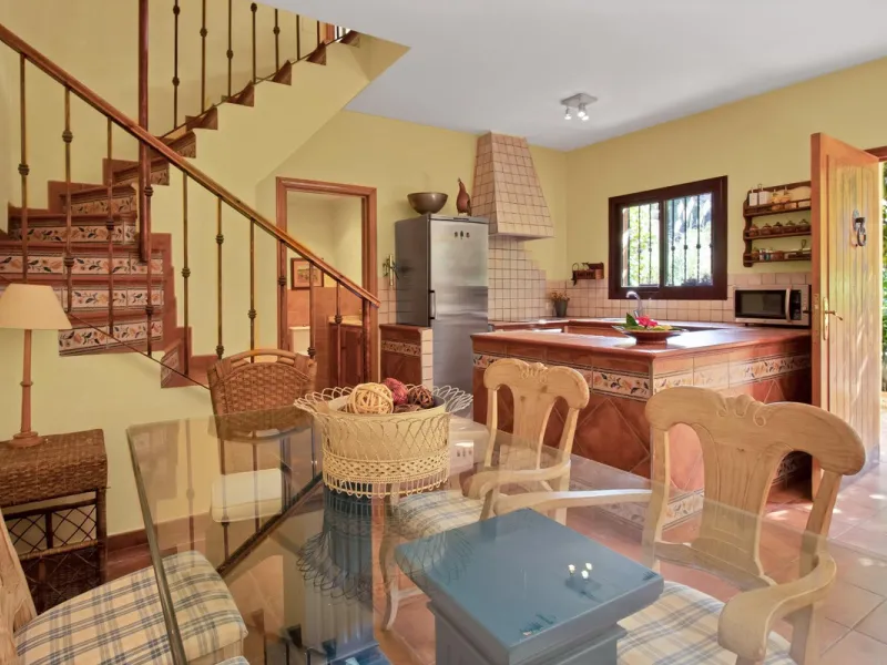 Country house with a total interior surface, in very good condition, with over 19,503 sqm of lush gardens and mature trees, completely gated. Ideal for a first or a second residence, one can enjoy there the peace and total privacy of a perfect green oasis