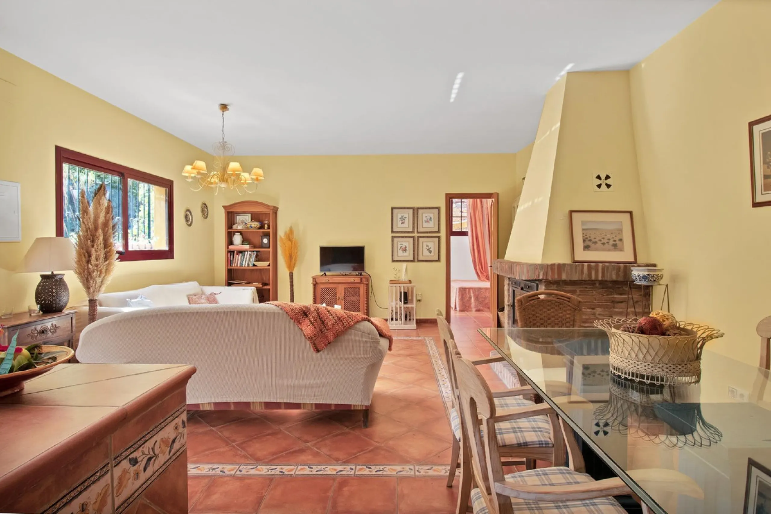 Country house with a total interior surface, in very good condition, with over 19,503 sqm of lush gardens and mature trees, completely gated. Ideal for a first or a second residence, one can enjoy there the peace and total privacy of a perfect green oasis