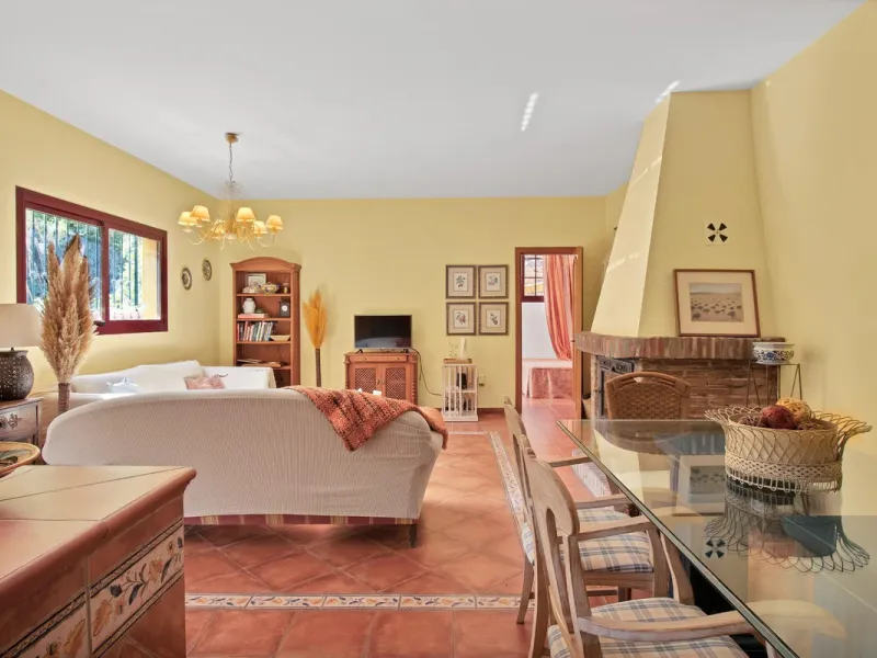 Country house with a total interior surface, in very good condition, with over 19,503 sqm of lush gardens and mature trees, completely gated. Ideal for a first or a second residence, one can enjoy there the peace and total privacy of a perfect green oasis