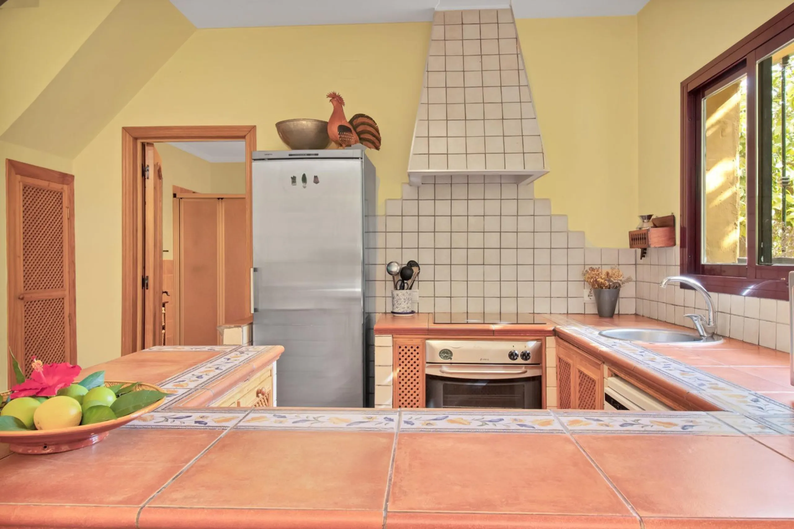 Country house with a total interior surface, in very good condition, with over 19,503 sqm of lush gardens and mature trees, completely gated. Ideal for a first or a second residence, one can enjoy there the peace and total privacy of a perfect green oasis