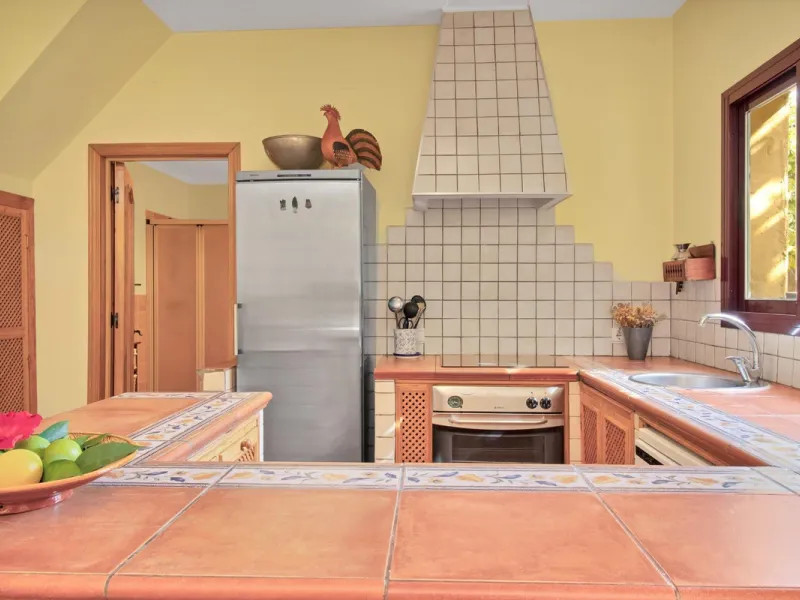 Country house with a total interior surface, in very good condition, with over 19,503 sqm of lush gardens and mature trees, completely gated. Ideal for a first or a second residence, one can enjoy there the peace and total privacy of a perfect green oasis