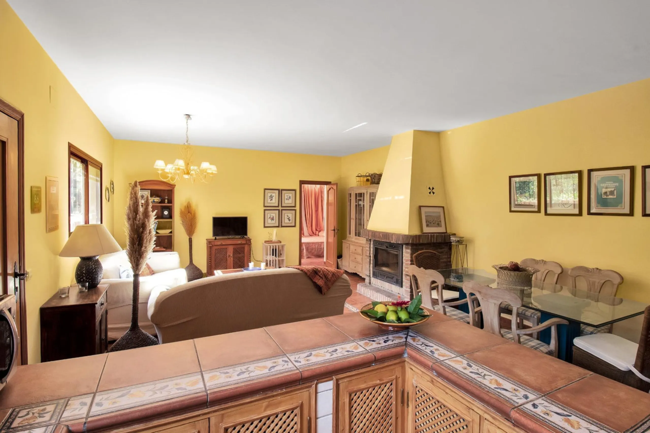 Country house with a total interior surface, in very good condition, with over 19,503 sqm of lush gardens and mature trees, completely gated. Ideal for a first or a second residence, one can enjoy there the peace and total privacy of a perfect green oasis