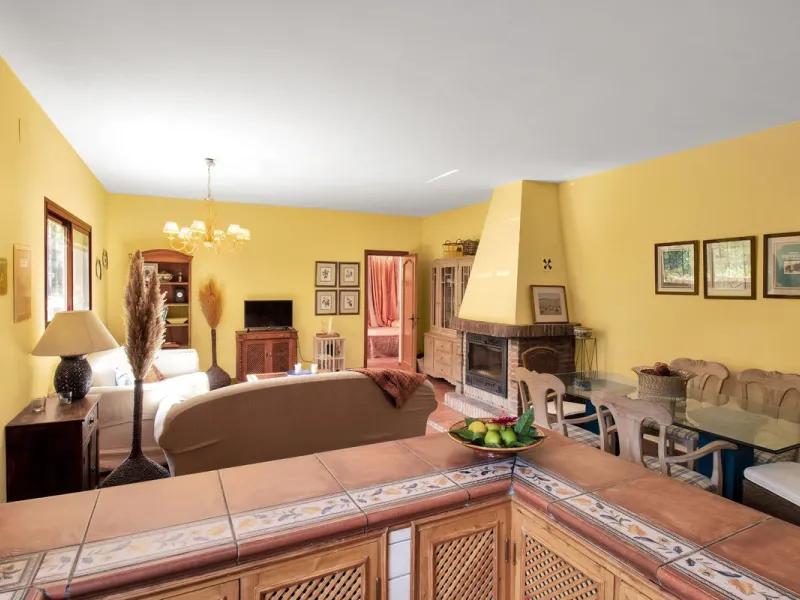 Country house with a total interior surface, in very good condition, with over 19,503 sqm of lush gardens and mature trees, completely gated. Ideal for a first or a second residence, one can enjoy there the peace and total privacy of a perfect green oasis
