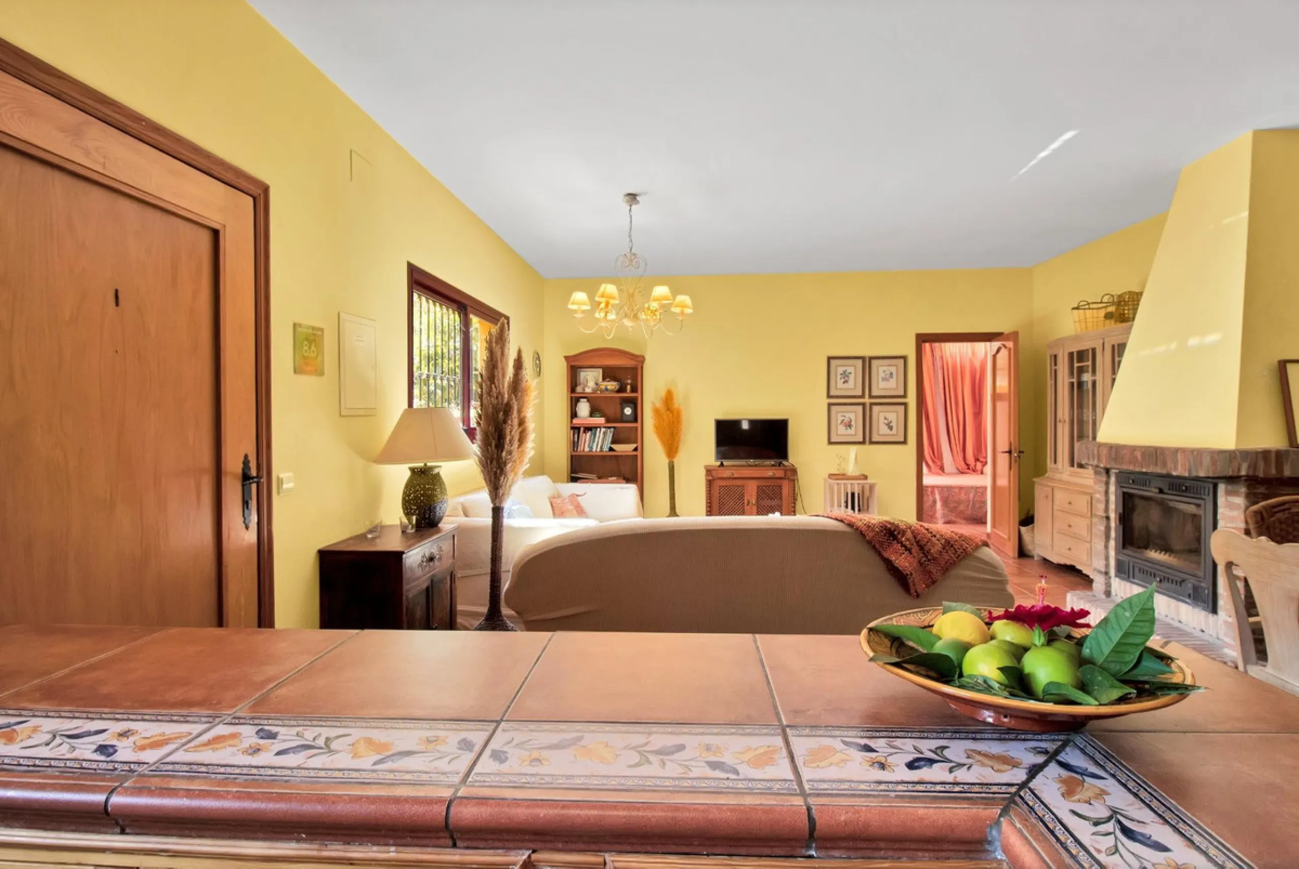 Country house with a total interior surface, in very good condition, with over 19,503 sqm of lush gardens and mature trees, completely gated. Ideal for a first or a second residence, one can enjoy there the peace and total privacy of a perfect green oasis