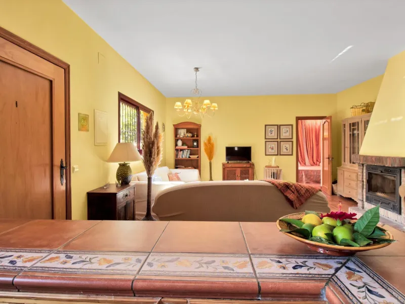Country house with a total interior surface, in very good condition, with over 19,503 sqm of lush gardens and mature trees, completely gated. Ideal for a first or a second residence, one can enjoy there the peace and total privacy of a perfect green oasis
