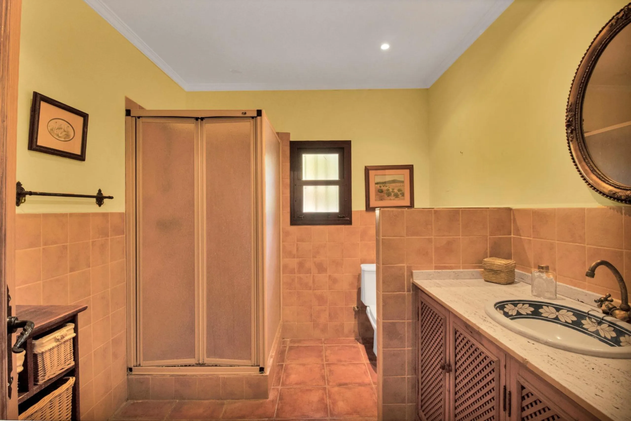 Country house with a total interior surface, in very good condition, with over 19,503 sqm of lush gardens and mature trees, completely gated. Ideal for a first or a second residence, one can enjoy there the peace and total privacy of a perfect green oasis