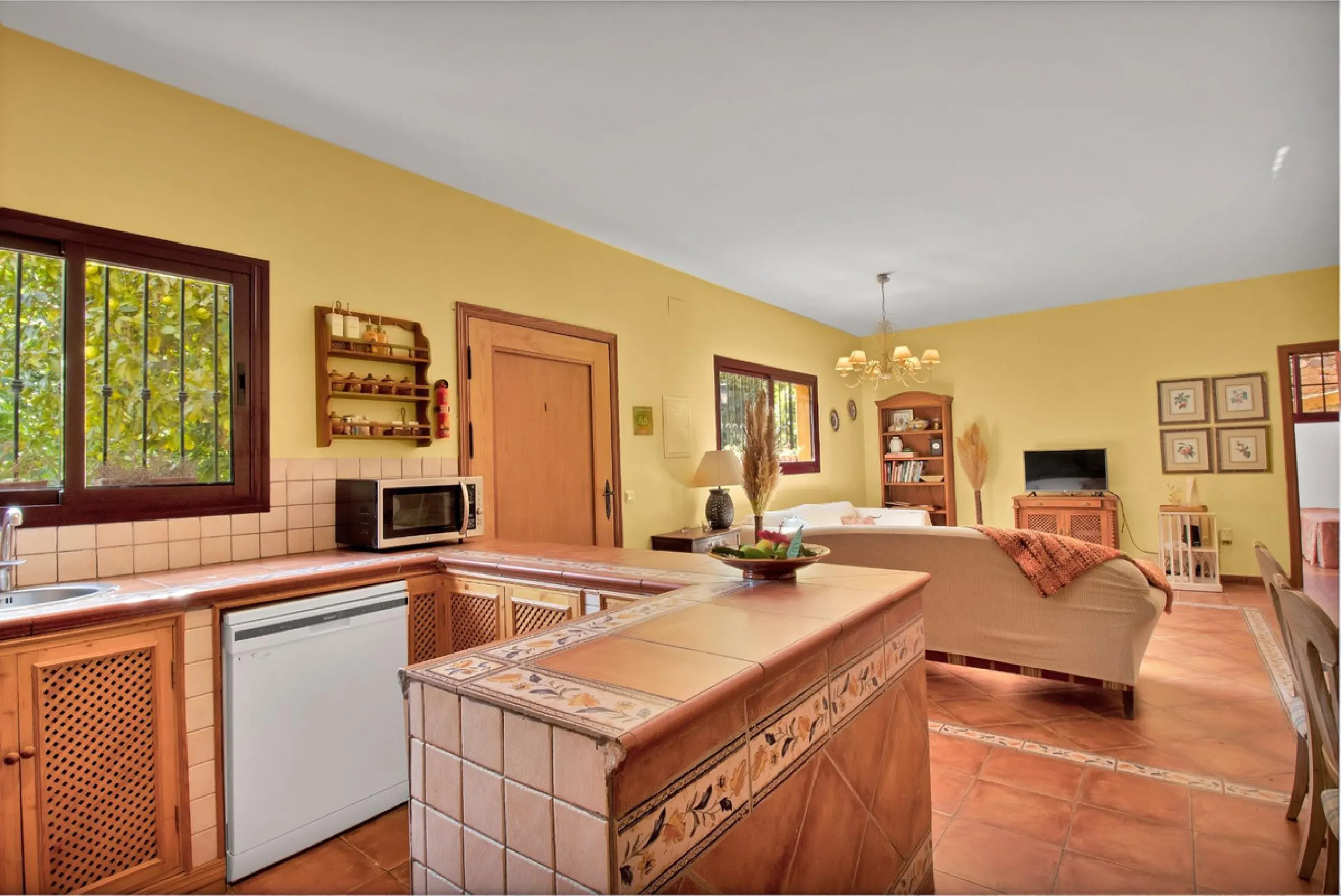 Country house with a total interior surface, in very good condition, with over 19,503 sqm of lush gardens and mature trees, completely gated. Ideal for a first or a second residence, one can enjoy there the peace and total privacy of a perfect green oasis