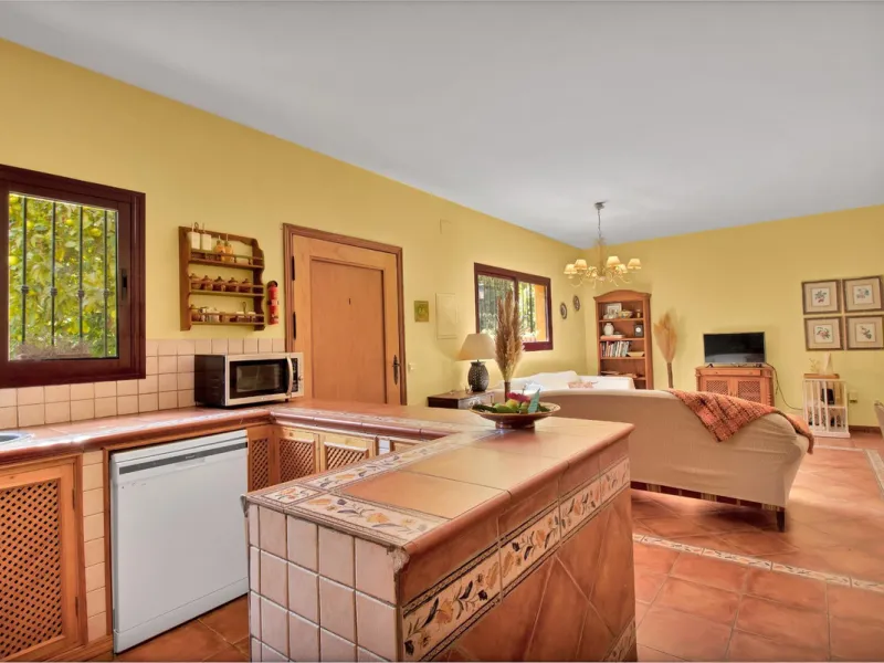 Country house with a total interior surface, in very good condition, with over 19,503 sqm of lush gardens and mature trees, completely gated. Ideal for a first or a second residence, one can enjoy there the peace and total privacy of a perfect green oasis