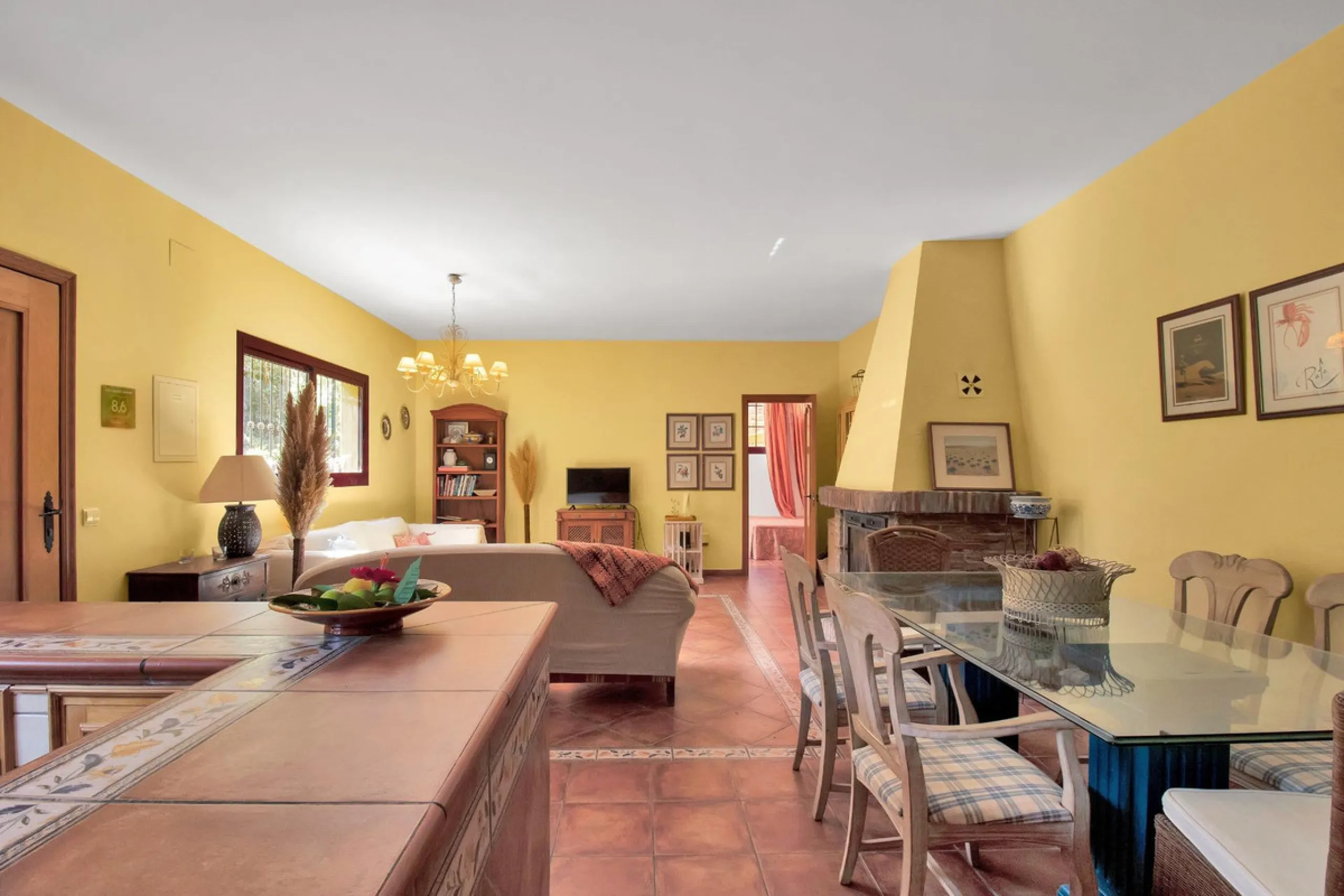 Country house with a total interior surface, in very good condition, with over 19,503 sqm of lush gardens and mature trees, completely gated. Ideal for a first or a second residence, one can enjoy there the peace and total privacy of a perfect green oasis