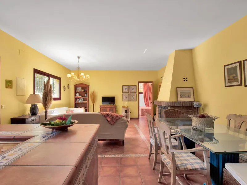 Country house with a total interior surface, in very good condition, with over 19,503 sqm of lush gardens and mature trees, completely gated. Ideal for a first or a second residence, one can enjoy there the peace and total privacy of a perfect green oasis