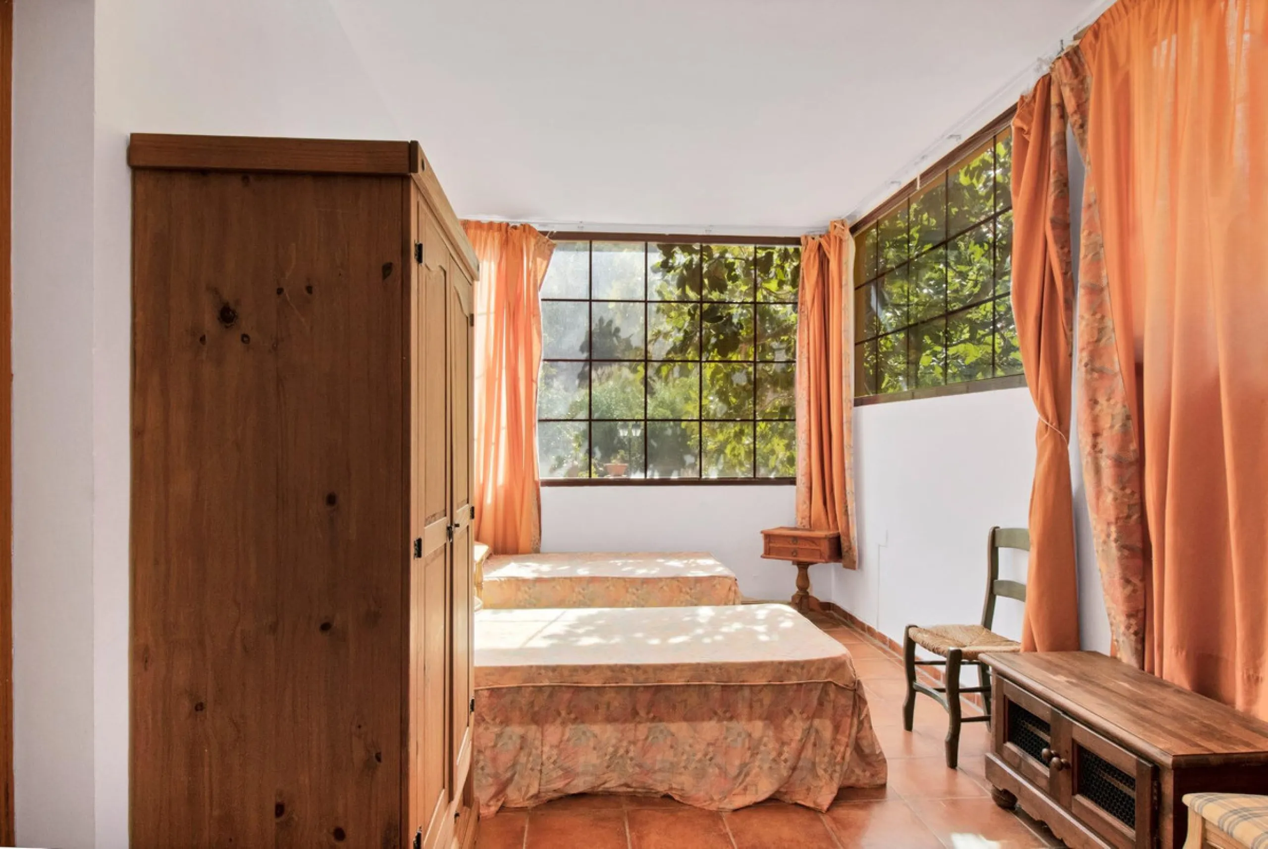 Country house with a total interior surface, in very good condition, with over 19,503 sqm of lush gardens and mature trees, completely gated. Ideal for a first or a second residence, one can enjoy there the peace and total privacy of a perfect green oasis