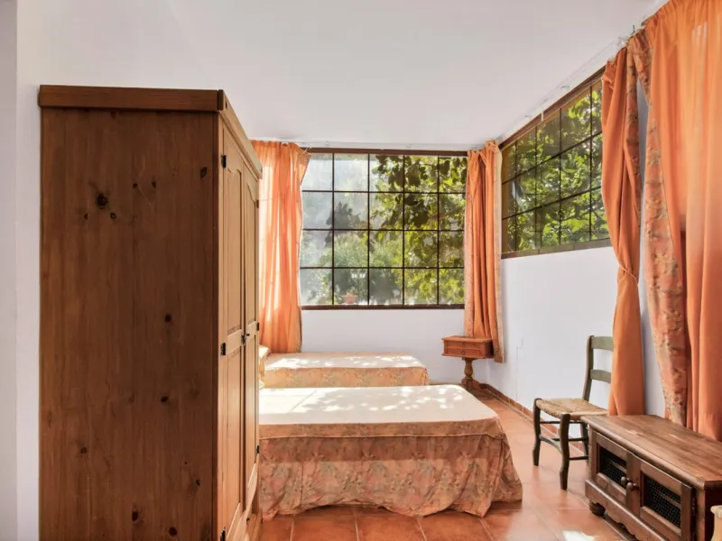 Country house with a total interior surface, in very good condition, with over 19,503 sqm of lush gardens and mature trees, completely gated. Ideal for a first or a second residence, one can enjoy there the peace and total privacy of a perfect green oasis