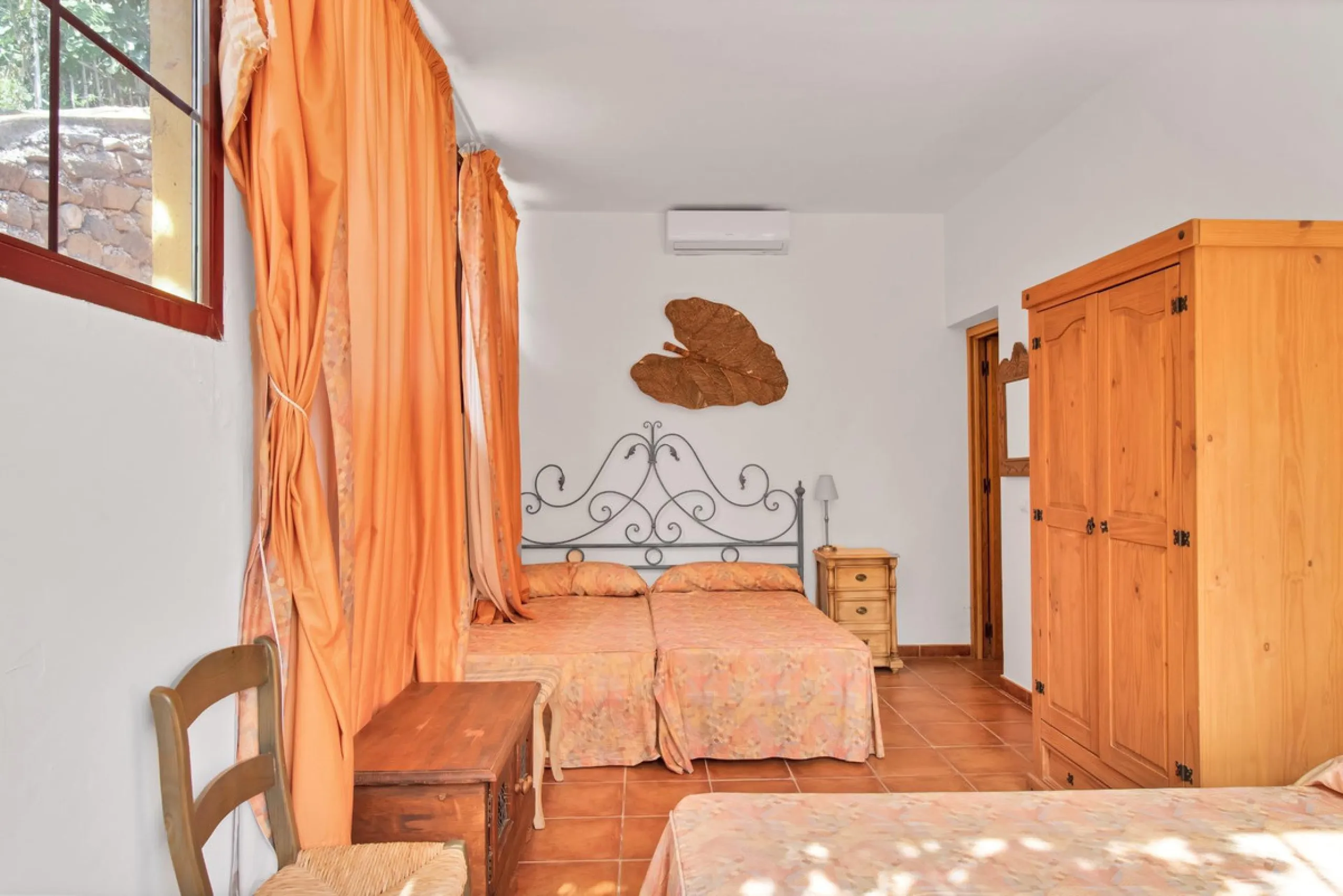Country house with a total interior surface, in very good condition, with over 19,503 sqm of lush gardens and mature trees, completely gated. Ideal for a first or a second residence, one can enjoy there the peace and total privacy of a perfect green oasis