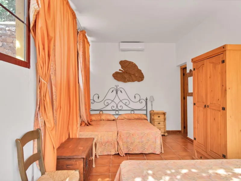 Country house with a total interior surface, in very good condition, with over 19,503 sqm of lush gardens and mature trees, completely gated. Ideal for a first or a second residence, one can enjoy there the peace and total privacy of a perfect green oasis