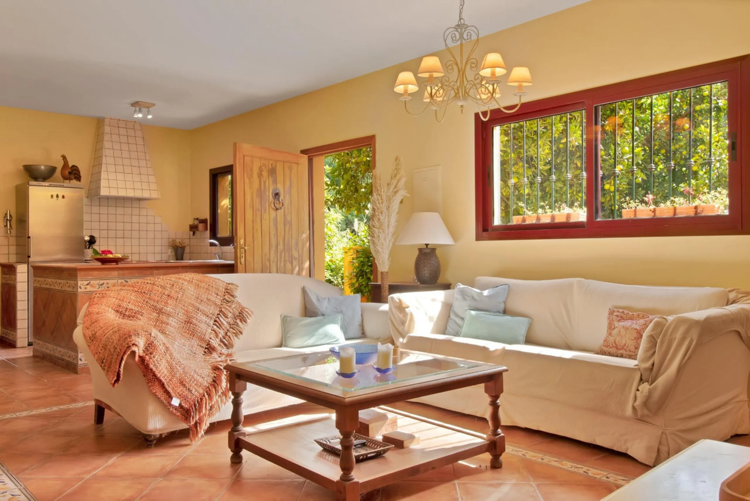 Country house with a total interior surface, in very good condition, with over 19,503 sqm of lush gardens and mature trees, completely gated. Ideal for a first or a second residence, one can enjoy there the peace and total privacy of a perfect green oasis