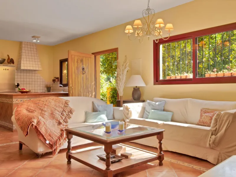 Country house with a total interior surface, in very good condition, with over 19,503 sqm of lush gardens and mature trees, completely gated. Ideal for a first or a second residence, one can enjoy there the peace and total privacy of a perfect green oasis
