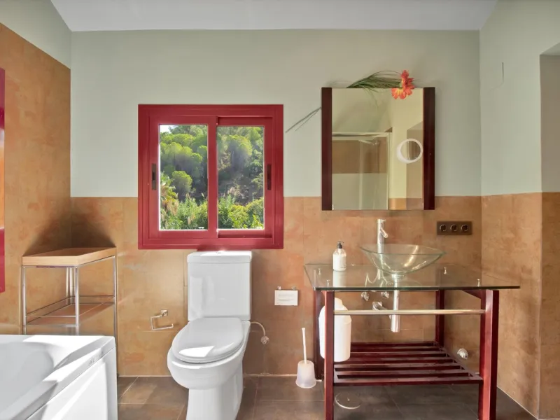 Country house with a total interior surface, in very good condition, with over 19,503 sqm of lush gardens and mature trees, completely gated. Ideal for a first or a second residence, one can enjoy there the peace and total privacy of a perfect green oasis