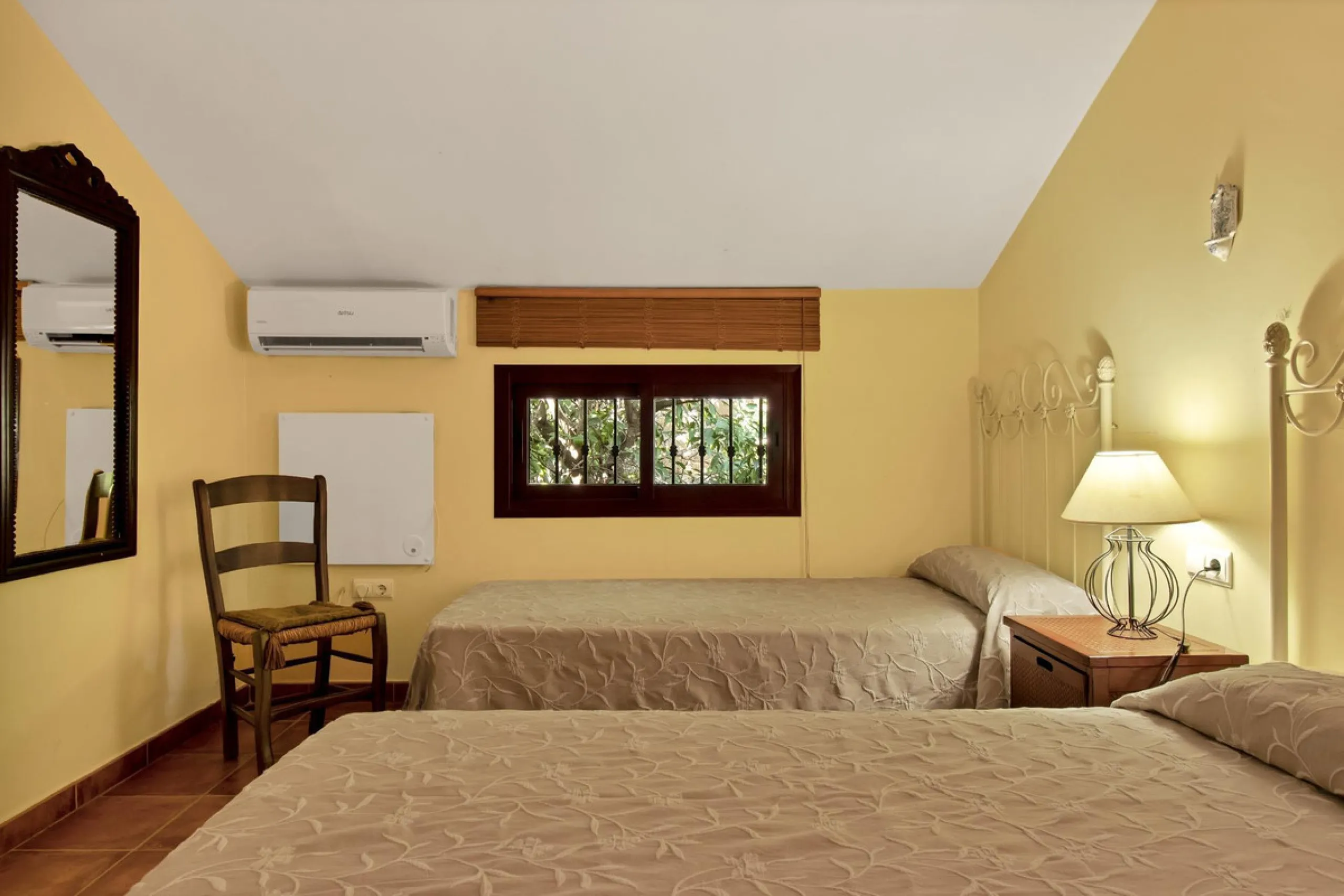 Country house with a total interior surface, in very good condition, with over 19,503 sqm of lush gardens and mature trees, completely gated. Ideal for a first or a second residence, one can enjoy there the peace and total privacy of a perfect green oasis