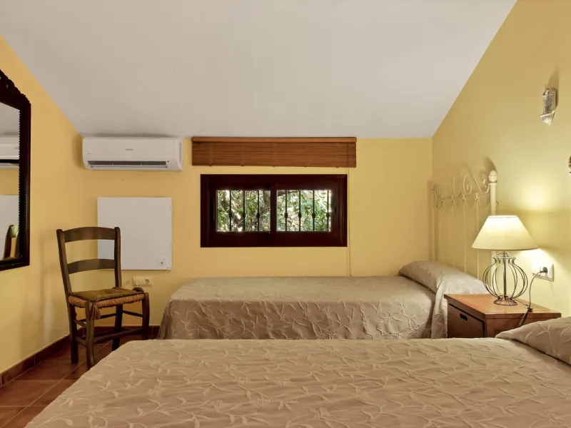 Country house with a total interior surface, in very good condition, with over 19,503 sqm of lush gardens and mature trees, completely gated. Ideal for a first or a second residence, one can enjoy there the peace and total privacy of a perfect green oasis
