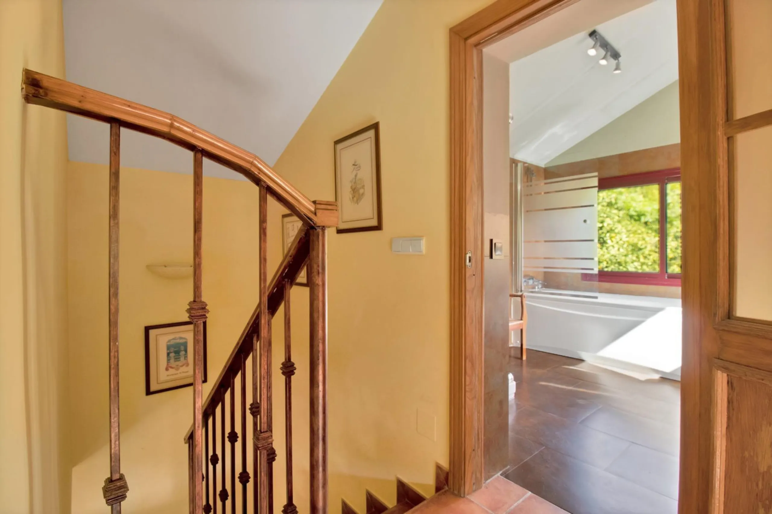 Country house with a total interior surface, in very good condition, with over 19,503 sqm of lush gardens and mature trees, completely gated. Ideal for a first or a second residence, one can enjoy there the peace and total privacy of a perfect green oasis