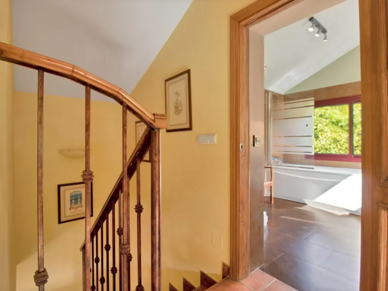 Country house with a total interior surface, in very good condition, with over 19,503 sqm of lush gardens and mature trees, completely gated. Ideal for a first or a second residence, one can enjoy there the peace and total privacy of a perfect green oasis