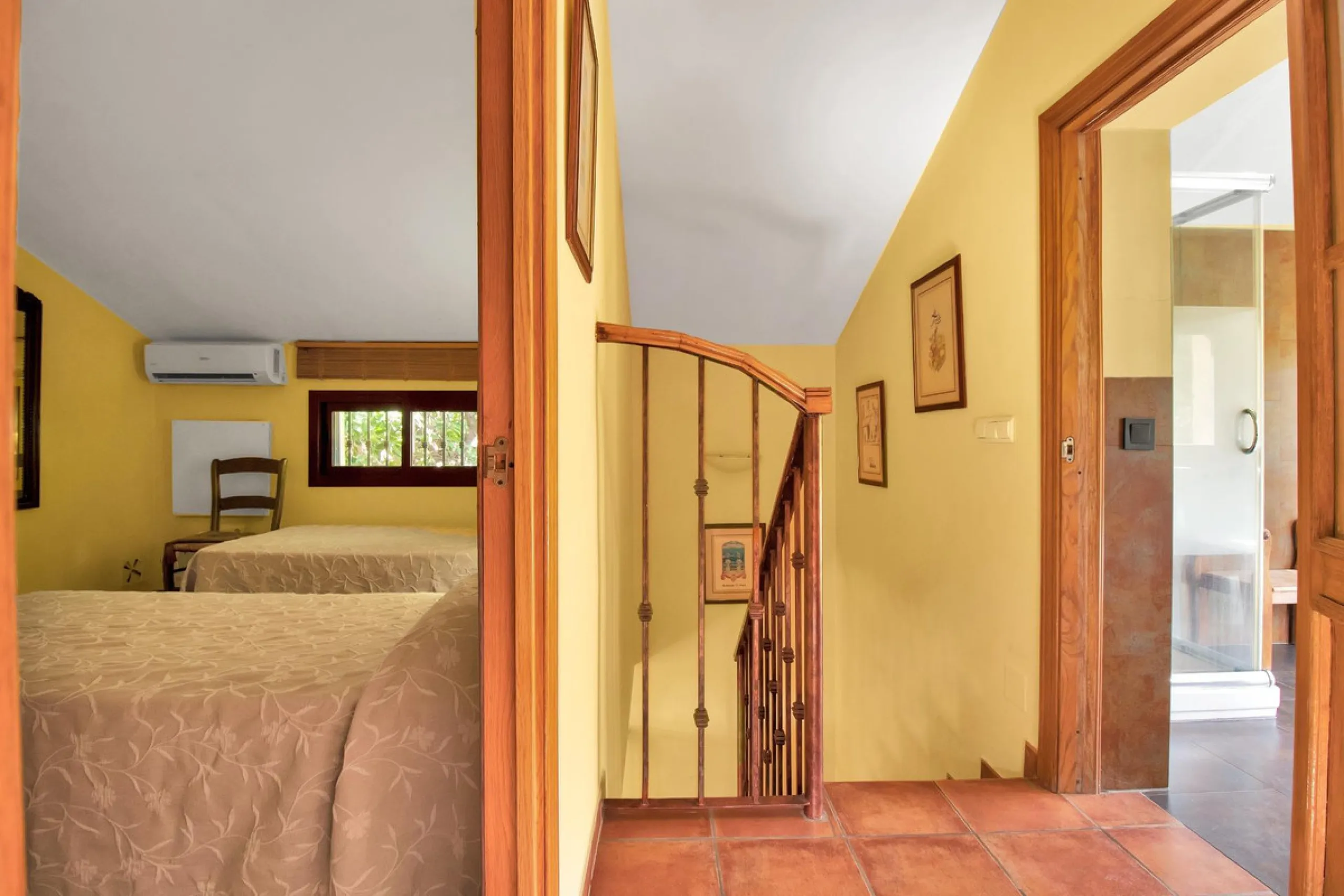 Country house with a total interior surface, in very good condition, with over 19,503 sqm of lush gardens and mature trees, completely gated. Ideal for a first or a second residence, one can enjoy there the peace and total privacy of a perfect green oasis