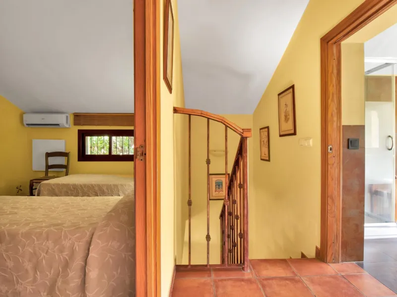 Country house with a total interior surface, in very good condition, with over 19,503 sqm of lush gardens and mature trees, completely gated. Ideal for a first or a second residence, one can enjoy there the peace and total privacy of a perfect green oasis