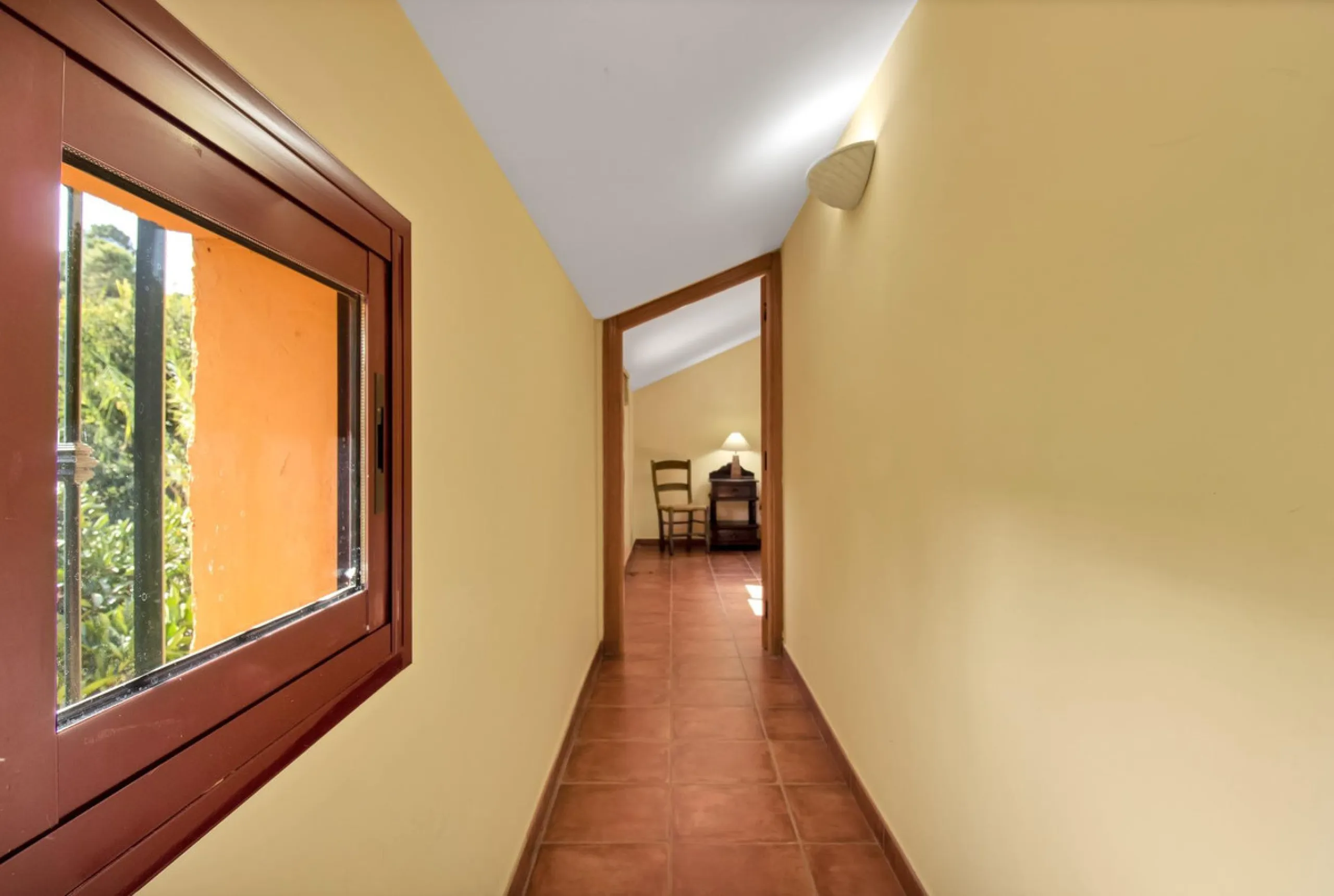 Country house with a total interior surface, in very good condition, with over 19,503 sqm of lush gardens and mature trees, completely gated. Ideal for a first or a second residence, one can enjoy there the peace and total privacy of a perfect green oasis