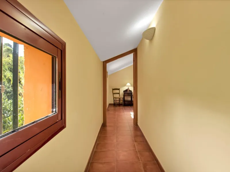 Country house with a total interior surface, in very good condition, with over 19,503 sqm of lush gardens and mature trees, completely gated. Ideal for a first or a second residence, one can enjoy there the peace and total privacy of a perfect green oasis