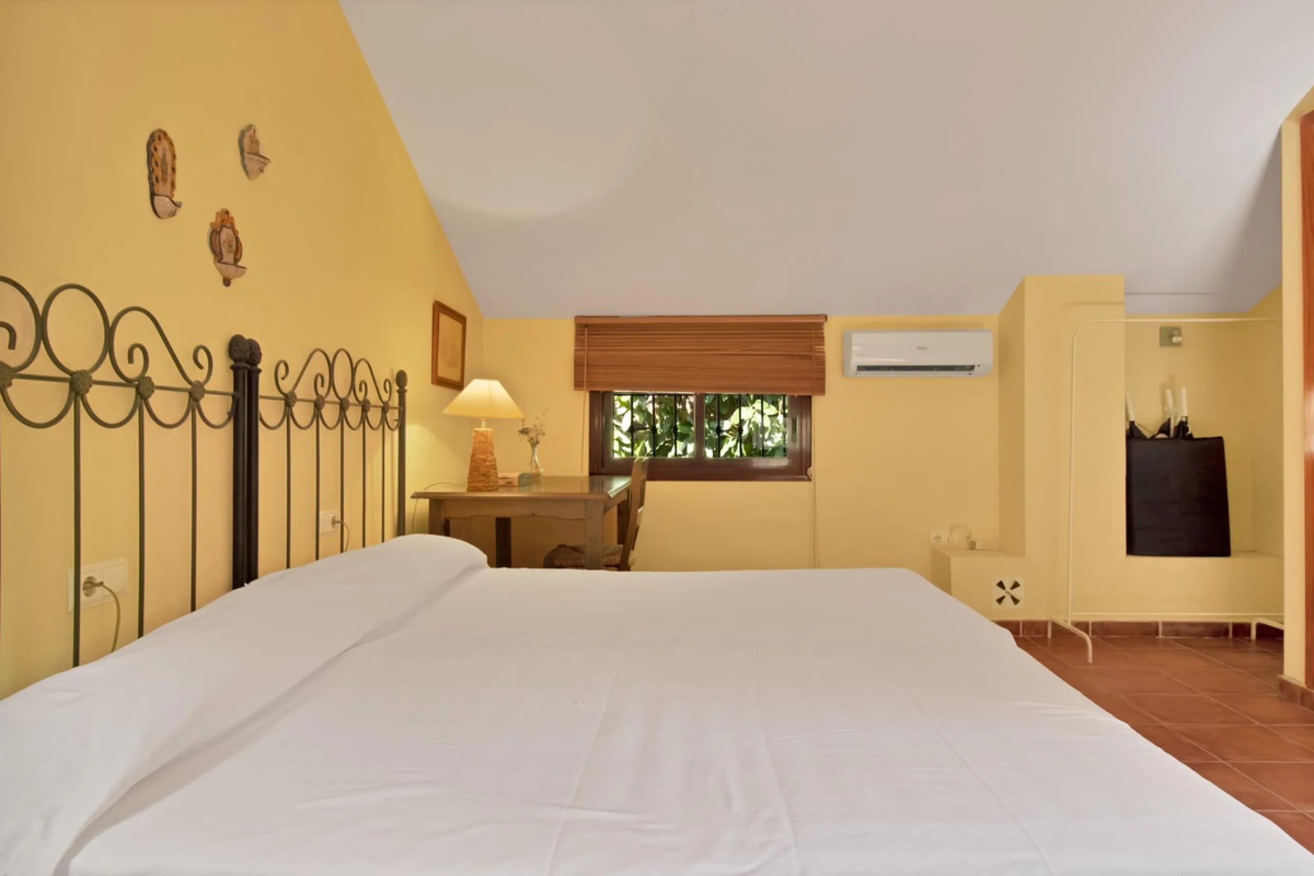 Country house with a total interior surface, in very good condition, with over 19,503 sqm of lush gardens and mature trees, completely gated. Ideal for a first or a second residence, one can enjoy there the peace and total privacy of a perfect green oasis