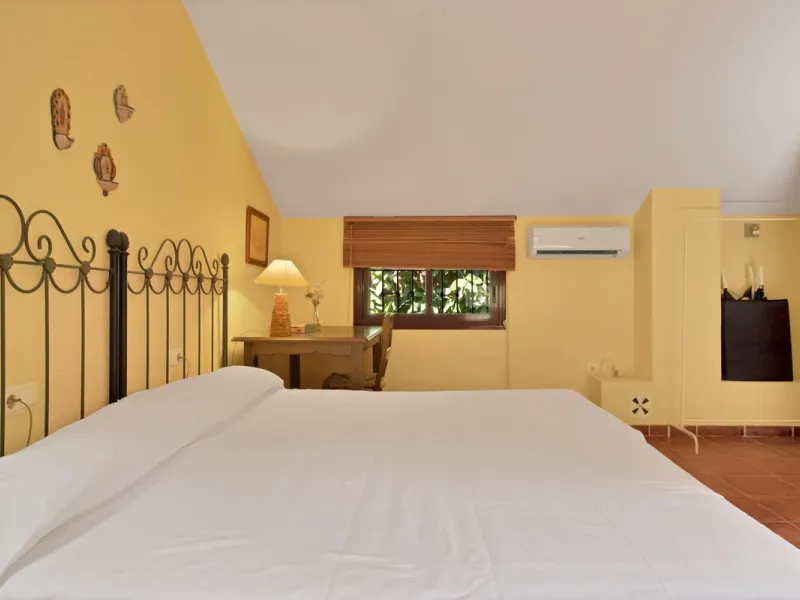 Country house with a total interior surface, in very good condition, with over 19,503 sqm of lush gardens and mature trees, completely gated. Ideal for a first or a second residence, one can enjoy there the peace and total privacy of a perfect green oasis